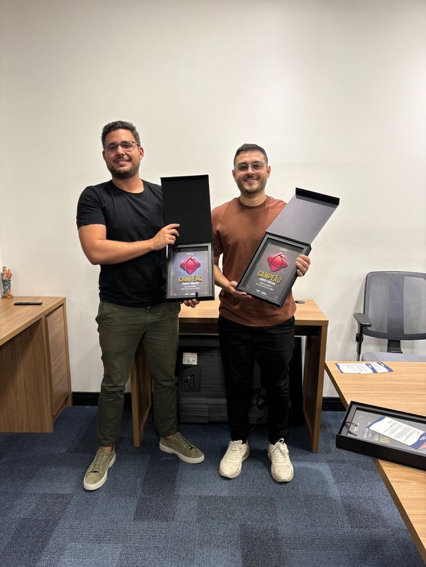 Andrey Ribeiro e Ícaro de Carvalho segurando os troféus de Campeão do Concurso de Funis O Novo Mercado